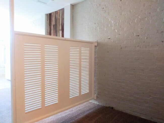 Building Photo - 255 E Warm Springs Ave