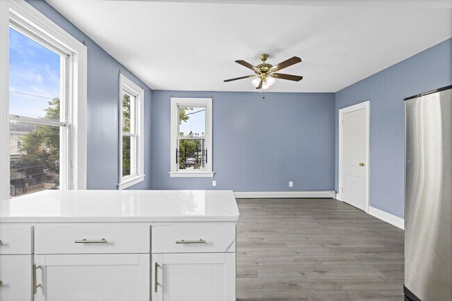 Foto del edificio - 209 Danforth Ave