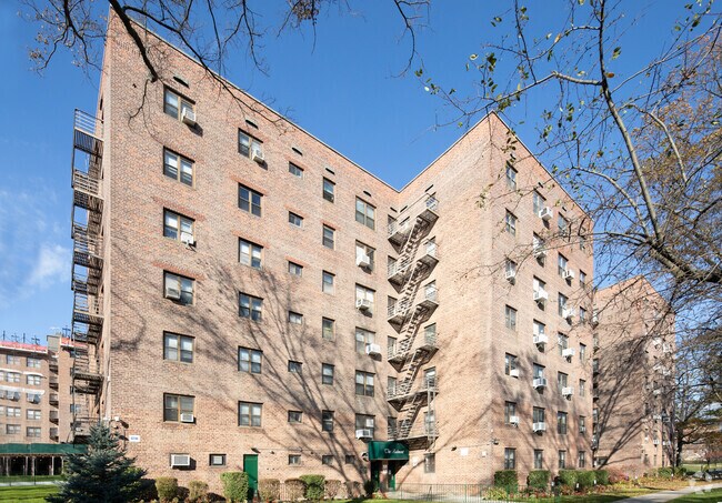Foto del edificio - 87-56 Francis Lewis Blvd