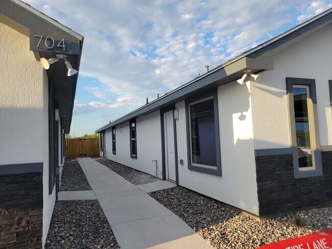 Foto del edificio - 2 Bedroom Duplex in Mission