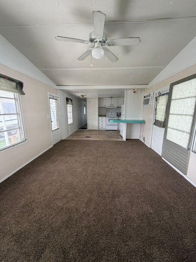 Foto del edificio - 248 Flame Ln