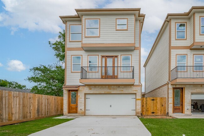 Building Photo - 2206 Hoskins Dr