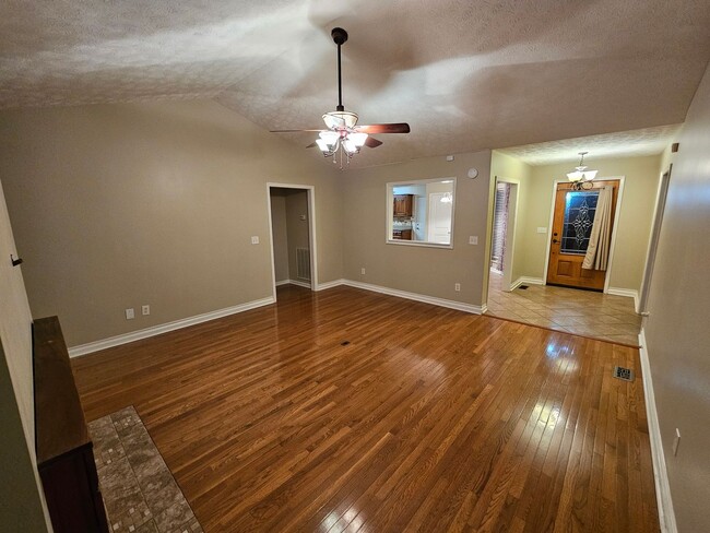 Building Photo - 3 Bedroom home in the Northfield subdivision available in time for the Holidays!