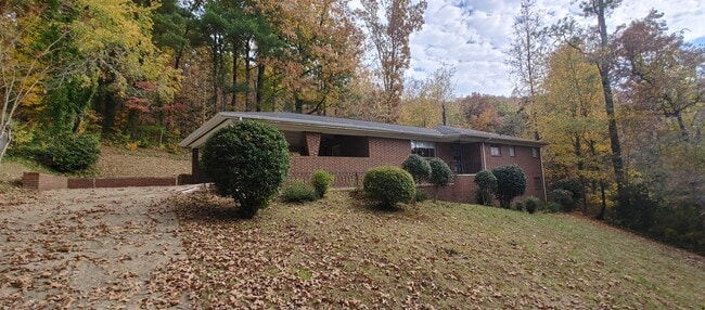 Building Photo - 4 Bedroom Red Bank Home!
