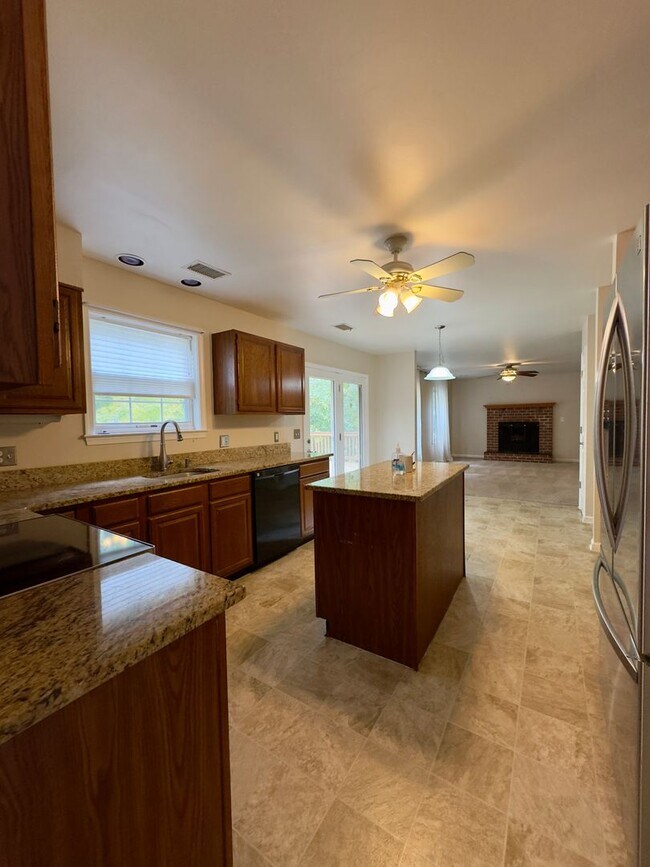 Building Photo - Charming 5 Bedroom/3.5 Bathroom Home in Ha...