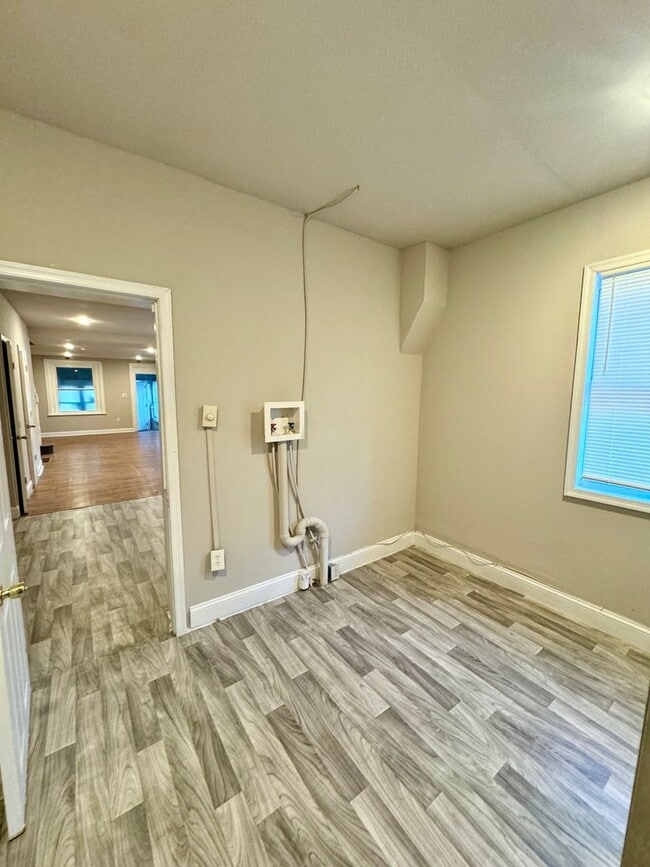 Building Photo - 3 Bedroom Home Available Now