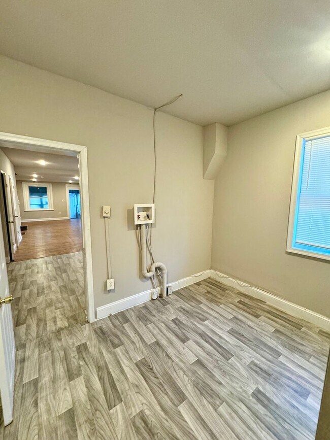 Foto del edificio - 3 Bedroom Home Available Now