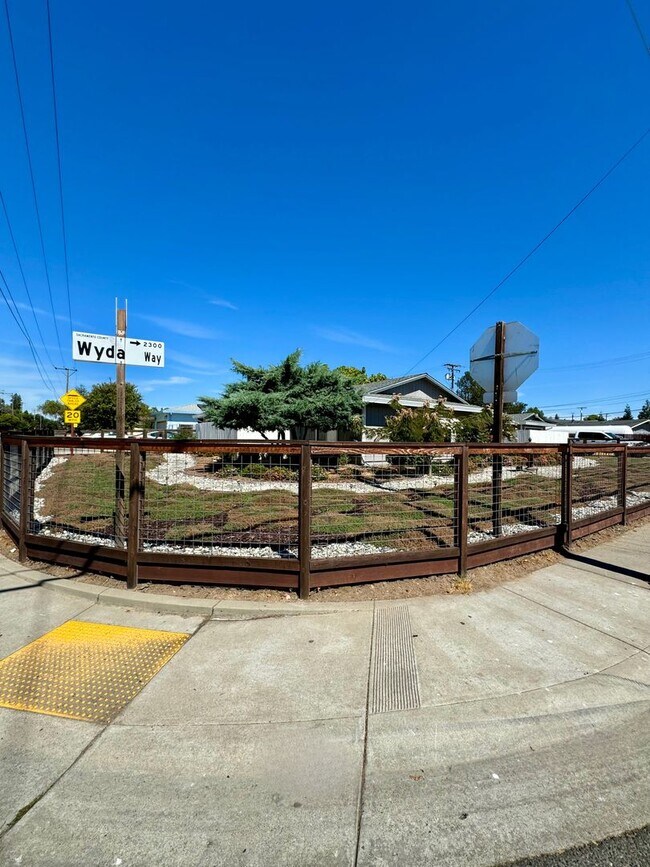 Building Photo - 2bed/1bath Duplex with in unit laundry and...