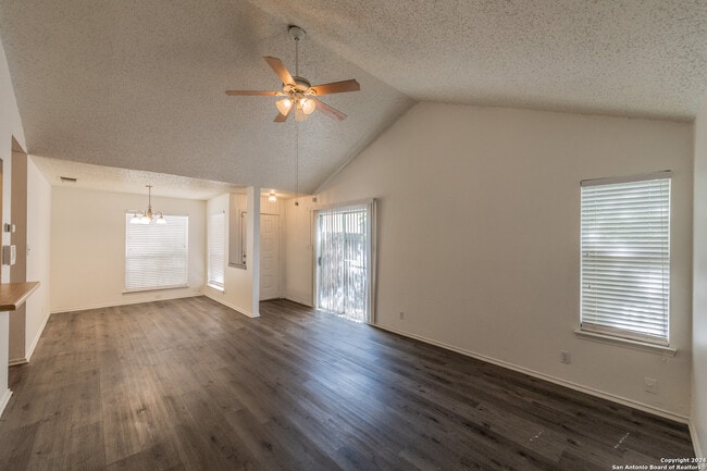 Foto del edificio - 7006 Silver Canyon