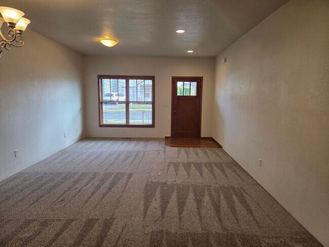 Foto del edificio - Three bedroom Townhome in Alderwood Townhomes Neighborhood