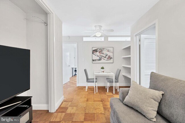 Foto del edificio - 2401 H St NW