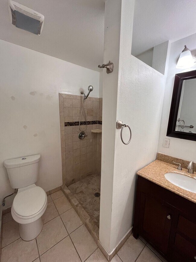 Building Photo - 3 br, 3 bath House - 400 N Elm (806)
