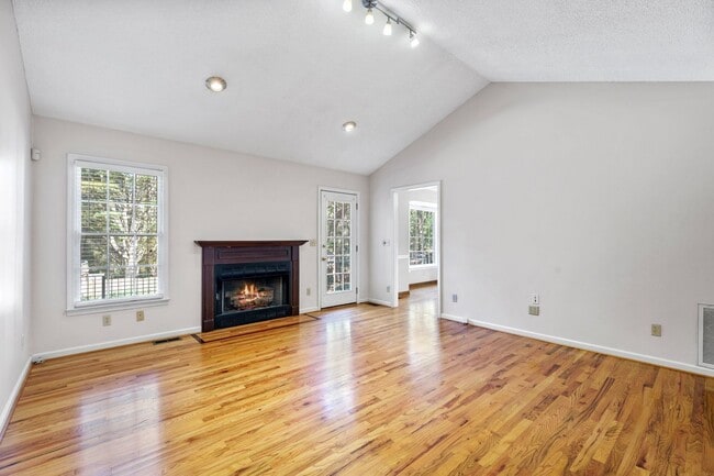 Building Photo - Beautiful Home in Greer Country Club Estates W/Bonus Room