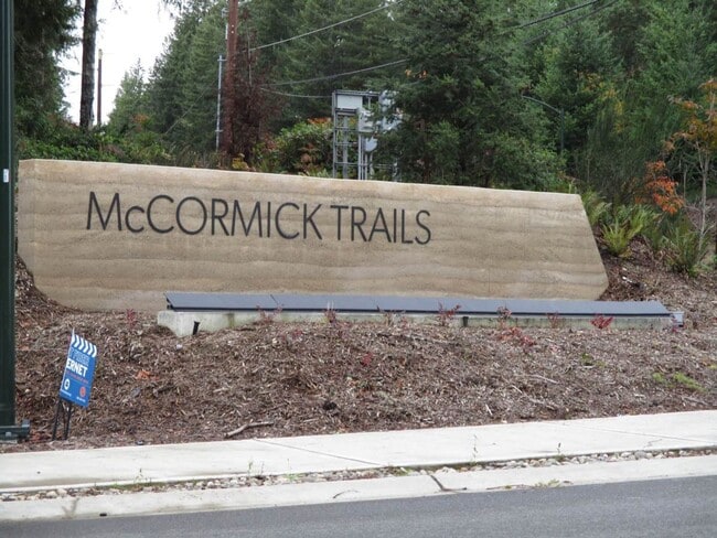 Building Photo - Lovely 3 bedroom 2.5 bathroom Rambler in M...