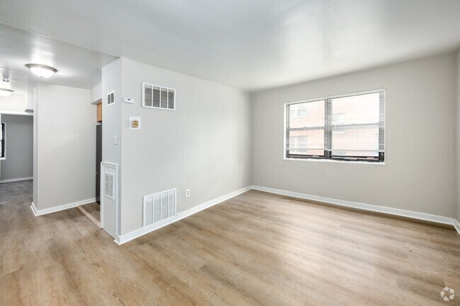 2 habitaciones, 1 baño - 565 pies cuadrados - Sala de estar - 1625-1633 Morris Rd SE
