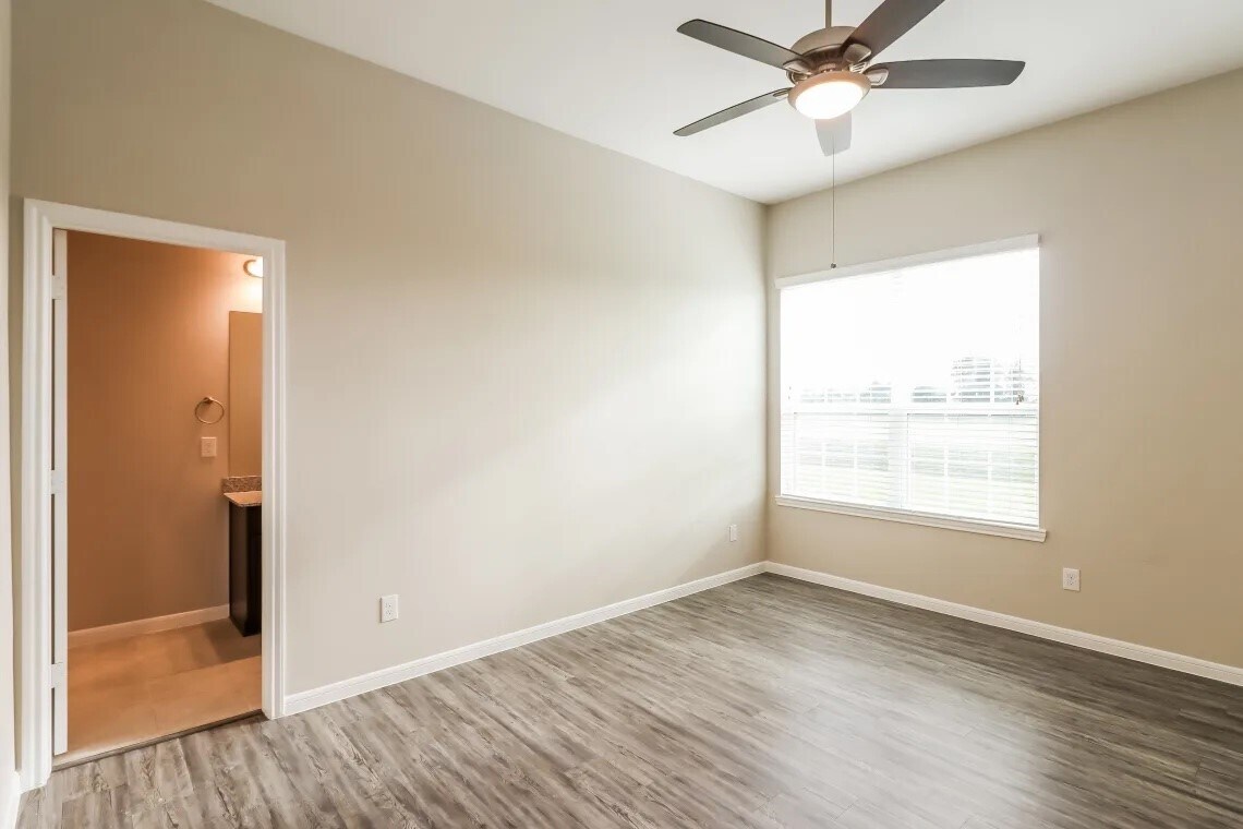 Building Photo - 1538 Lakeland Cir