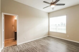 Building Photo - 1538 Lakeland Cir