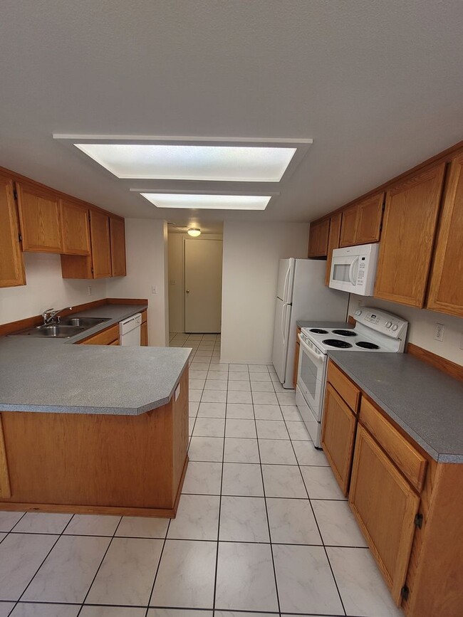 Building Photo - Spacious 3-Bedroom Duplex with 2.5 Baths i...