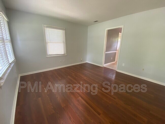 Building Photo - 5703 Hillcrest Cir