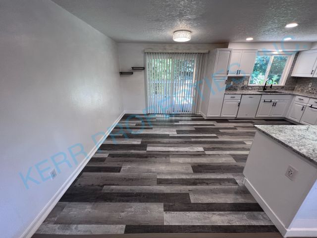 Building Photo - 4 Bd / 3 Bth - Fireplace - A/C - Attached ...