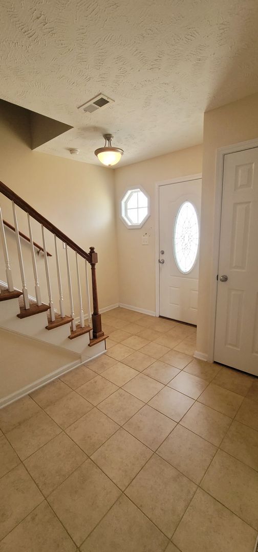 Building Photo - Beautiful 3 bedroom, 2.5 Bath home Minutes from Shopping & Easy Access to Highway for Travel.