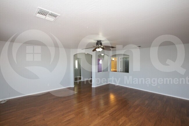 Foto del edificio - 10950 W Royal Palm Rd