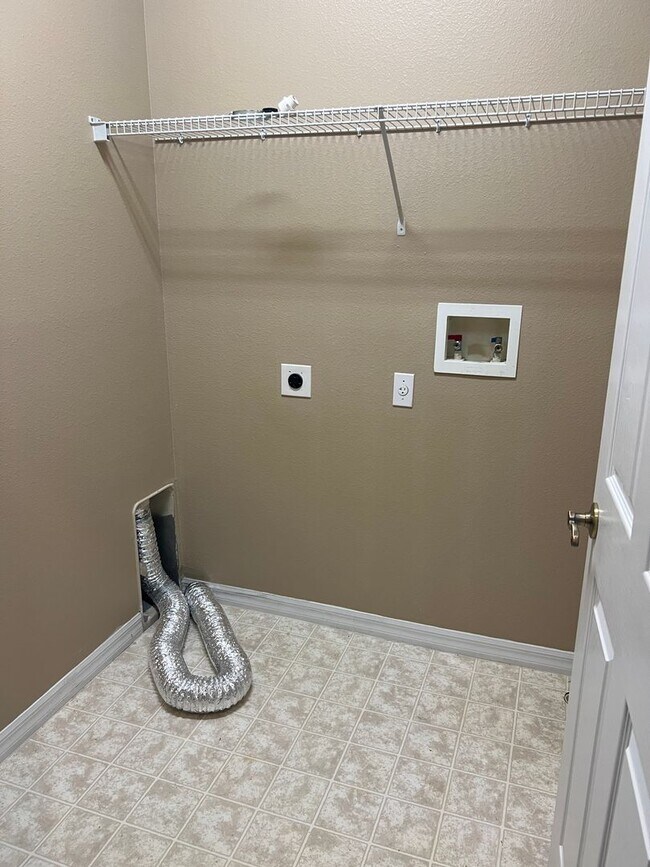 Building Photo - 2/2.5 Townhome in desirable Barclay Reserve!