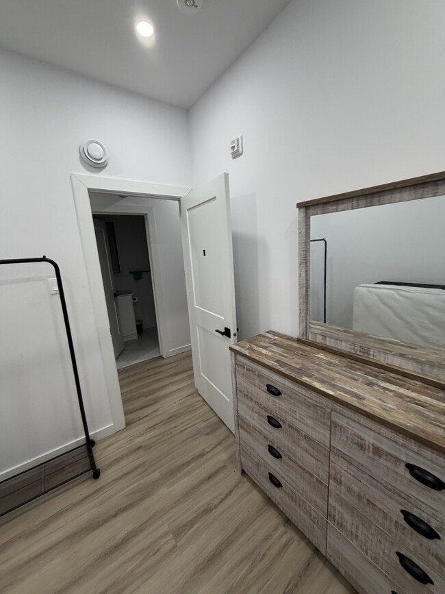 Building Photo - 316 Somerset St. E