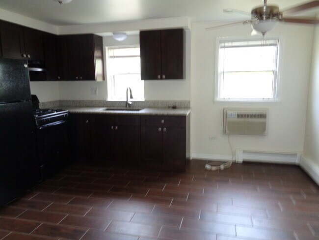 Building Photo - 10907 S Lloyd Dr