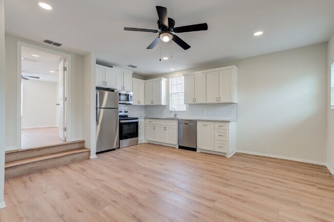 Foto del edificio - Charming & Private Fully Remodeled Studio Backhouse!