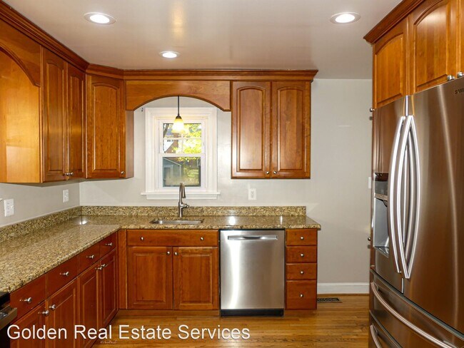 Building Photo - 3 br, 2.5 bath House - 903 Crestview Dr