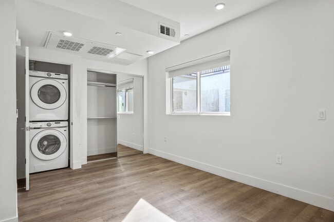 Building Photo - 7050 Hawthorn – Apartments & Co-Living