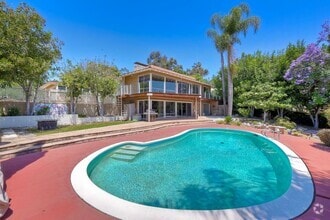 Building Photo - 630 Crest Dr