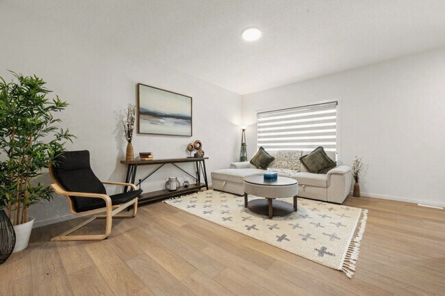 Building Photo - 5731 Hawthorn Common SW