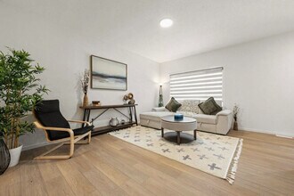 Building Photo - 5731 Hawthorn Common SW