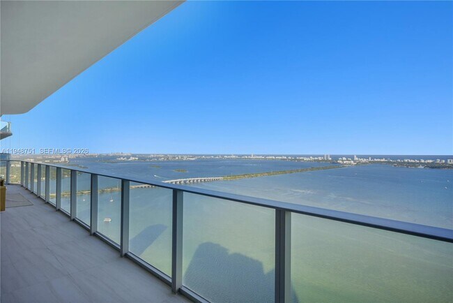 Foto del edificio - 700 NE 24th St