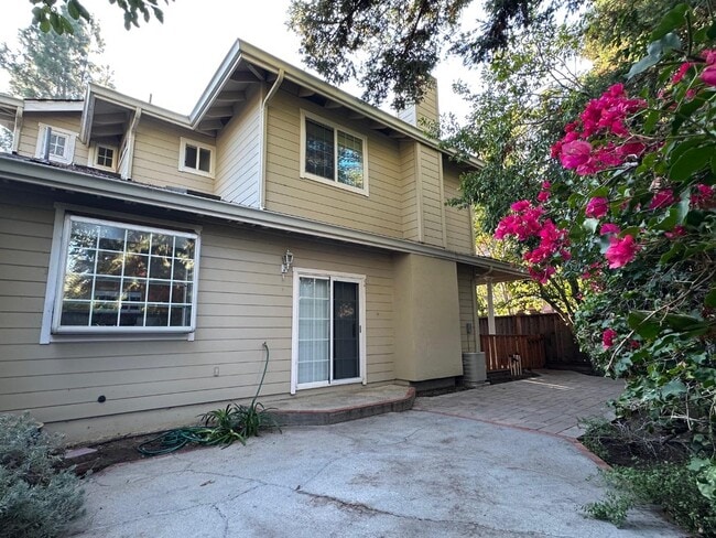 Building Photo - 686 Willowgate St