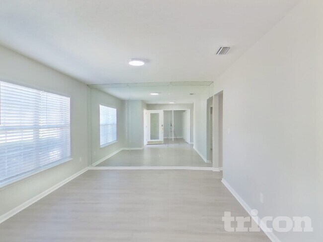 Foto del edificio - 6676 Southern Oaks Dr