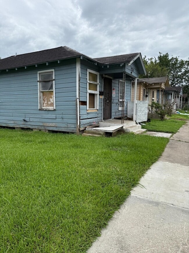 Building Photo - 2238 Hutton St