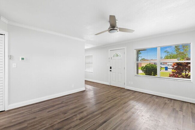 Building Photo - Home For Rent in St Petersburg!