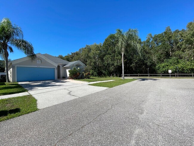 Foto del edificio - 3 Bed 2 Bath Pool Home in Towne Place