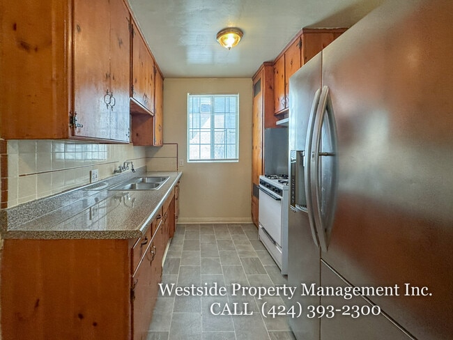 Building Photo - 244 S Doheny Dr