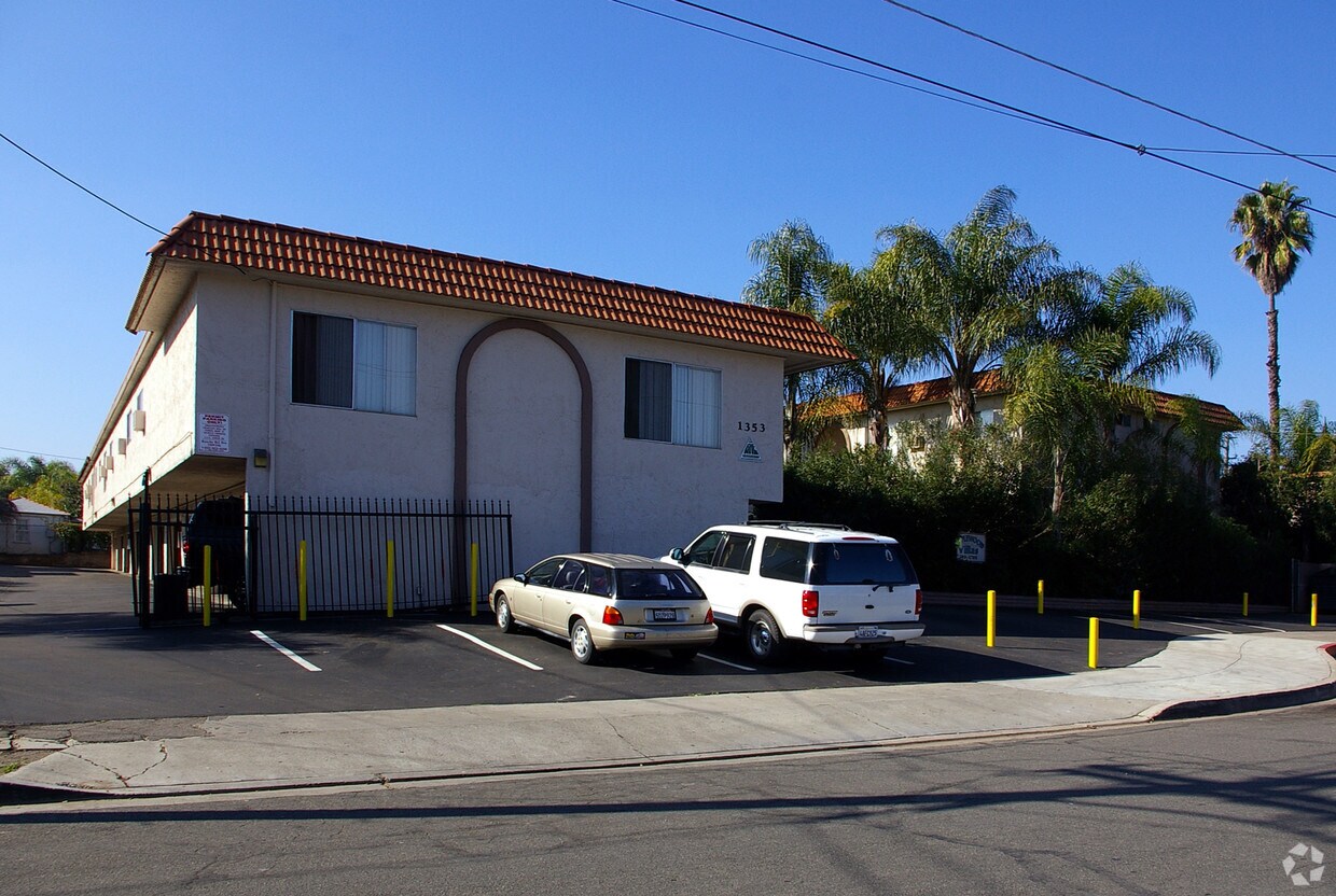 Building Photo - Maplewood Villas