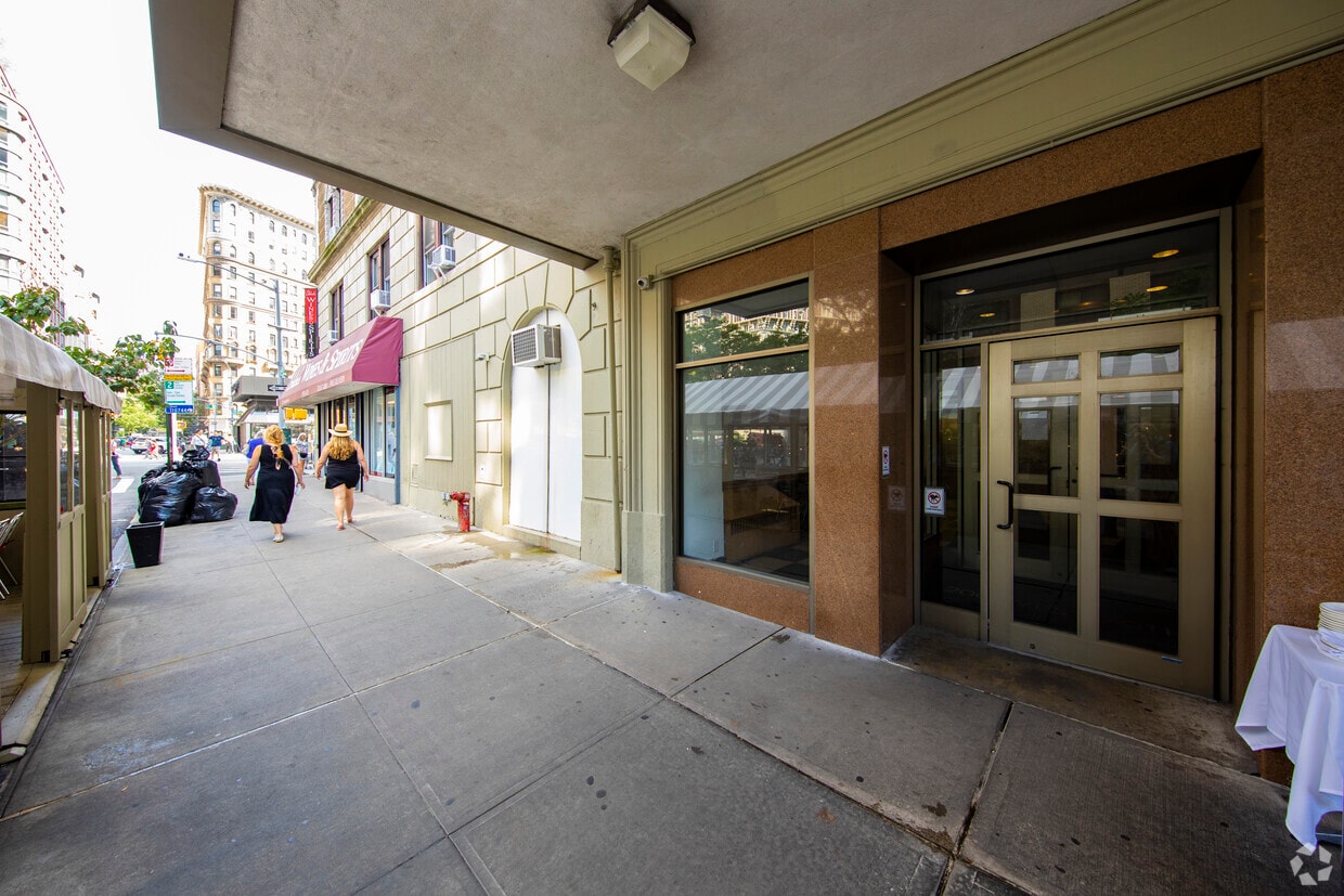 Building Photo - 200 W 70th St