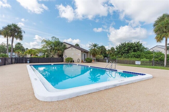 Building Photo - 2724 Hidden Lake Blvd