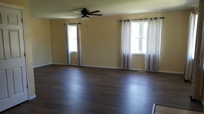 Building Photo - 600 Oakwood Dr
