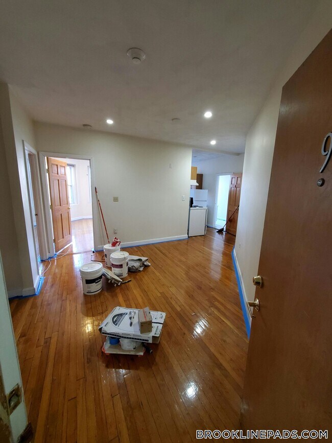 Building Photo - 352 Riverway