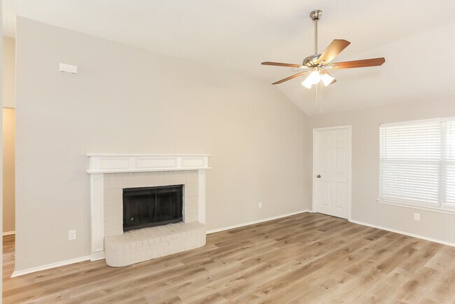 Foto del edificio - 1302 Hidden Glade Dr