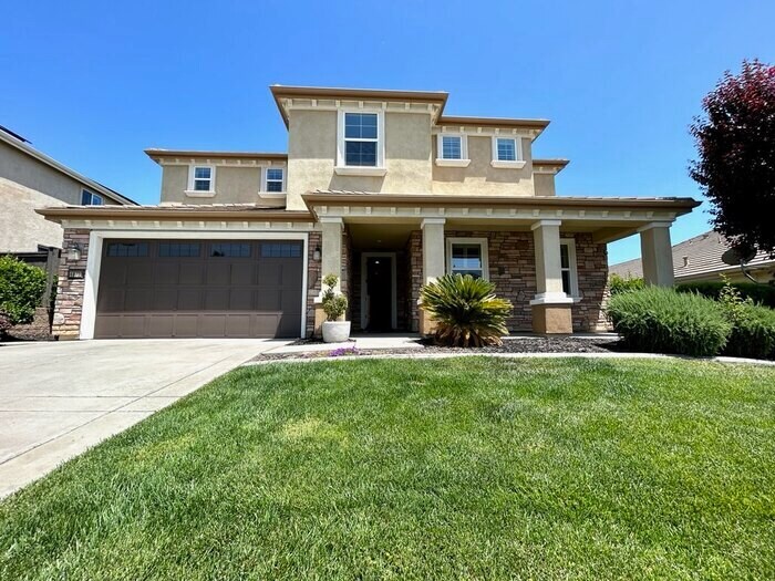 Primary Photo - Beautiful 5 Bedroom Located in Blackstone!...