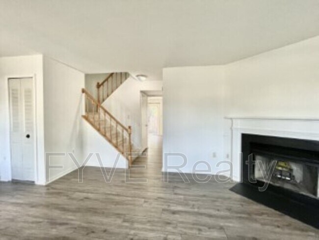 Foto del edificio - 8711 Point of Woods Dr